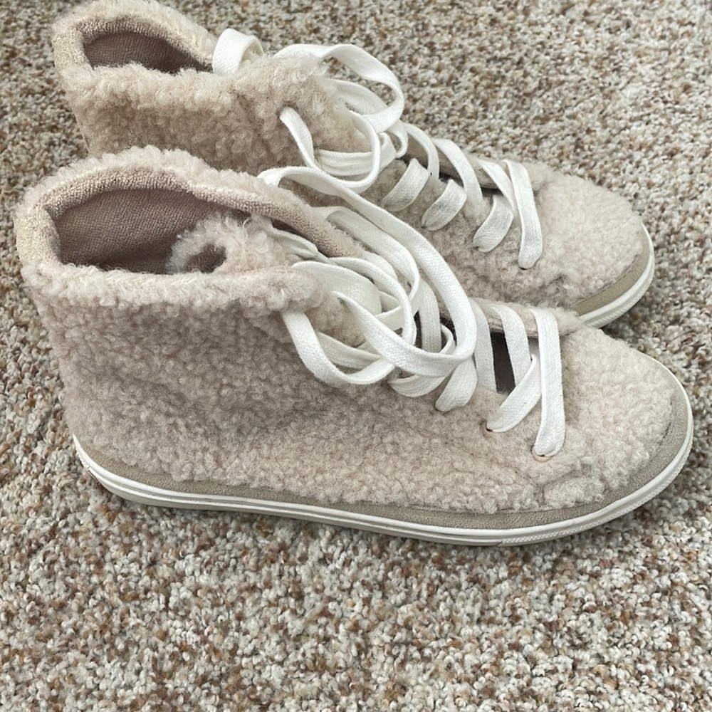 Size 6 aqua fluffy sneakers